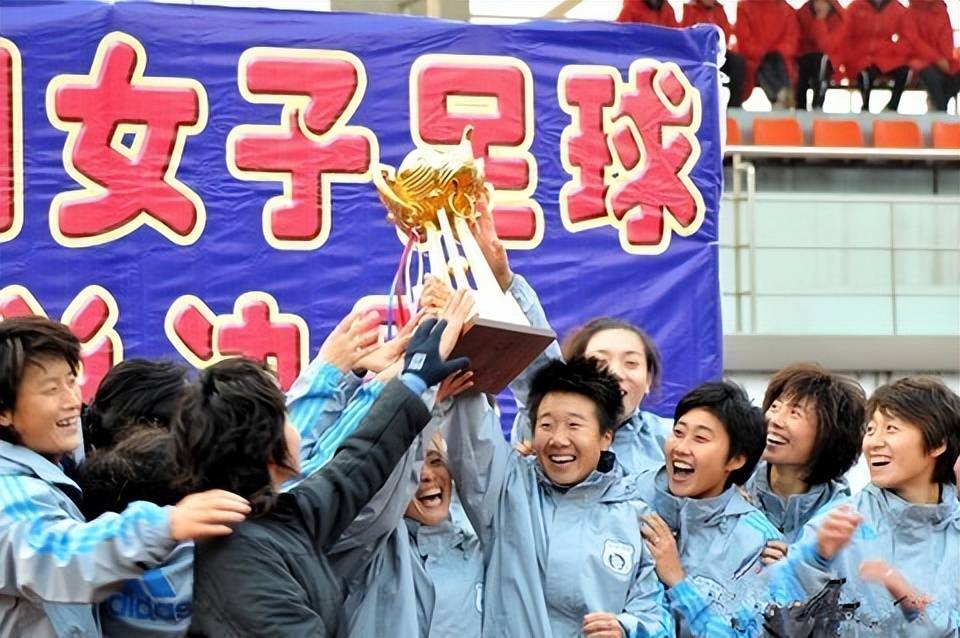 新晋国际足球冠军如虹，争夺头衔